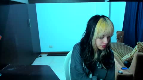 Snapshot of azu_moure chatting on 02-17-25, 07:15 Azu Moure online show from 02-17-25, 07:15