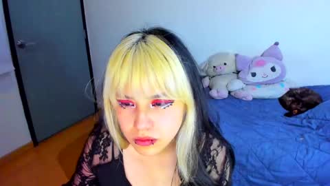 Snapshot of azu_moure chatting on 02-18-25, 07:32 Azu Moure online show from 02-18-25, 07:32