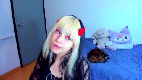 Snapshot of azu_moure chatting on 02-18-25, 10:38 Azu Moure online show from 02-18-25, 10:38