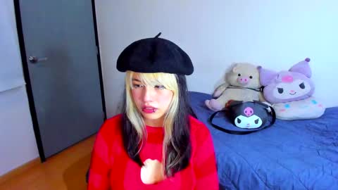 Snapshot of azu_moure chatting on 02-19-25, 07:06 Azu Moure online show from 02-19-25, 07:06