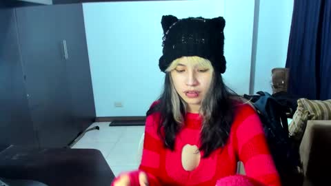 Snapshot of azu_moure chatting on 02-21-25, 06:40 Azu Moure online show from 02-21-25, 06:40