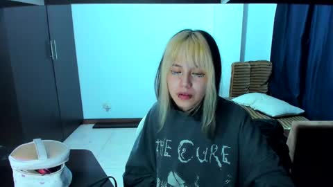 Snapshot of azu_moure chatting on 02-23-25, 11:00 Azu Moure online show from 02-23-25, 11:00