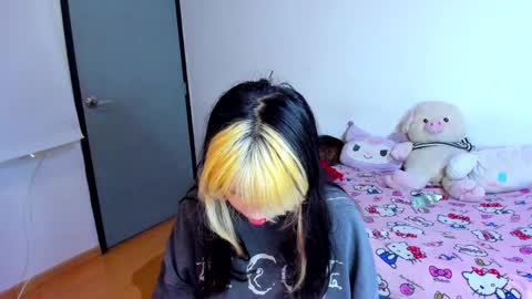 Snapshot of azu_moure chatting on 02-25-25, 08:25 Azu Moure online show from 02-25-25, 08:25