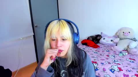 Snapshot of azu_moure chatting on 02-25-25, 11:30 Azu Moure online show from 02-25-25, 11:30