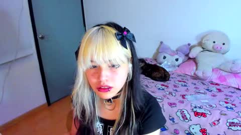 Snapshot of azu_moure chatting on 03-01-25, 10:34 Azu Moure online show from 03-01-25, 10:34