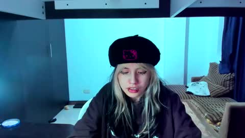 Snapshot of azu_moure chatting on 03-07-25, 10:24 Azu Moure online show from 03-07-25, 10:24