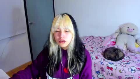 Snapshot of azu_moure chatting on 03-09-25, 08:18 Azu Moure online show from 03-09-25, 08:18