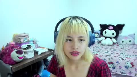 Snapshot of azu_moure chatting on 09-12-25, 06:24 Azu Moure online show from 09-12-25, 06:24