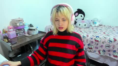 Snapshot of azu_moure chatting on 09-19-25, 06:59 Azu Moure online show from 09-19-25, 06:59