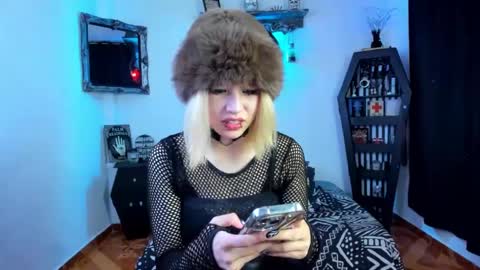 Snapshot of azu_moure chatting on 10-03-25, 08:06 Azu Moure online show from 10-03-25, 08:06