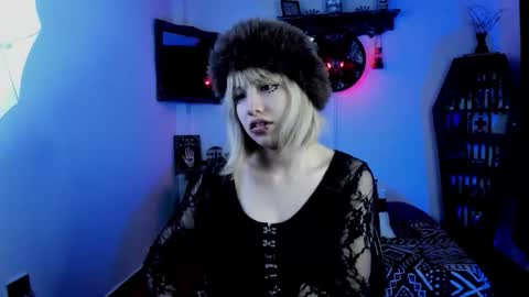 Snapshot of azu_moure chatting on 10-16-25, 10:33 Azu Moure online show from 10-16-25, 10:33