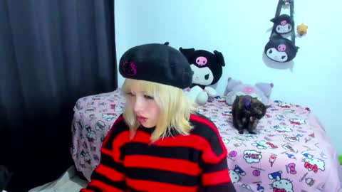 Snapshot of azu_moure chatting on 10-25-25, 02:52 Azu Moure online show from 10-25-25, 02:52