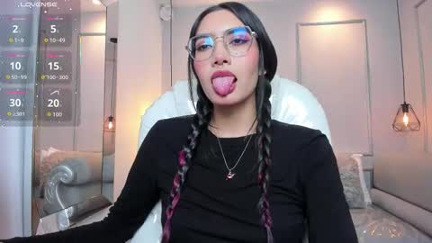 Snapshot of azurakindong chatting on 11-06-25, 07:15 Azura online show from 11-06-25, 07:15