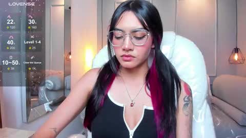 Snapshot of azurakindong chatting on 11-19-25, 07:25 Azura online show from 11-19-25, 07:25