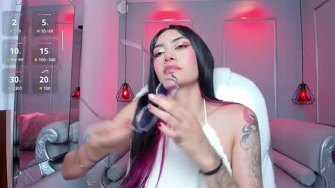 Snapshot of azurakindong chatting on 12-18-25, 07:20 Azura online show from 12-18-25, 07:20