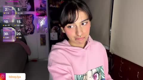 Snapshot of b0nnie_h0ney chatting on 01-28-25, 11:39 Lyanna online show from 01-28-25, 11:39