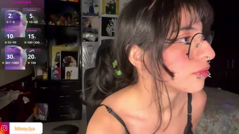 Snapshot of b0nnie_h0ney chatting on 04-15-26, 02:29 Lyanna online show from 04-15-26, 02:29