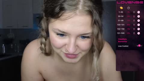 Snapshot of b_e_l_l_a__t_r_i_x chatting on 12-23-24, 07:28 Bella Wooowww online show from 12-23-24, 07:28