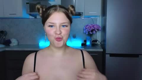 Snapshot of b_e_l_l_a__t_r_i_x chatting on 03-07-25, 04:13 Bella Wooowww online show from 03-07-25, 04:13