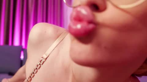 Alessia online show from 11-26-25, 09:27