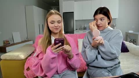 Snapshot of bab_boom chatting on 10-26-25, 01:44 Monica online show from 10-26-25, 01:44