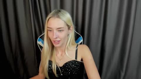 Snapshot of baby__xoxo chatting on 09-23-25, 08:28 Alice online show from 09-23-25, 08:28