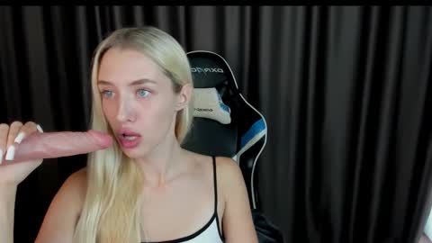 Snapshot of baby__xoxo chatting on 09-30-25, 07:13 Alice online show from 09-30-25, 07:13