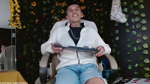 Snapshot of baby_gio chatting on 12-22-24, 05:32 OF GxoXabs online show from 12-22-24, 05:32