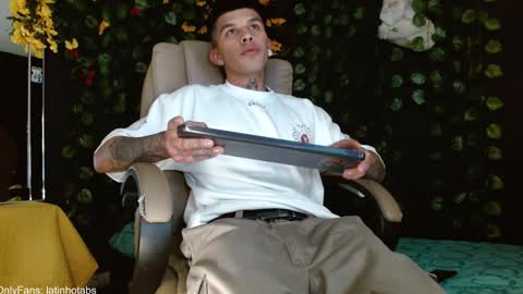 Snapshot of baby_gio chatting on 12-26-24, 01:07 OF GxoXabs online show from 12-26-24, 01:07