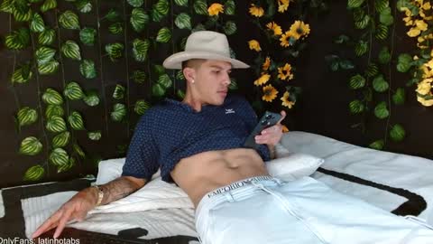 Snapshot of baby_gio chatting on 01-17-25, 12:10 OF GxoXabs online show from 01-17-25, 12:10