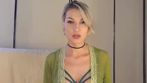 Snapshot of babydollysx chatting on 09-26-25, 03:38 Kate online show from 09-26-25, 03:38