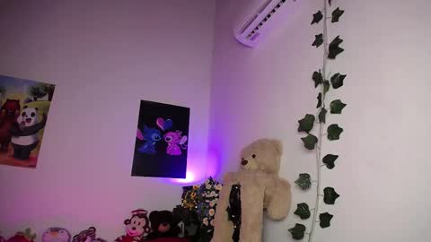 Snapshot of bad_girl_2003 chatting on 03-03-25, 12:37 Angeles online show from 03-03-25, 12:37