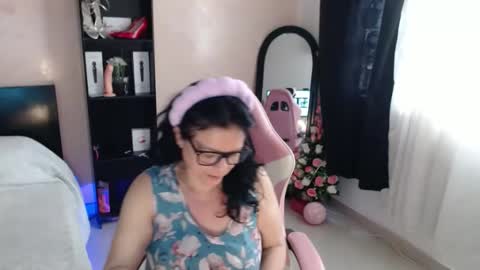 Snapshot of bailarina_atrevida chatting on 02-17-25, 01:10 sandra online show from 02-17-25, 01:10