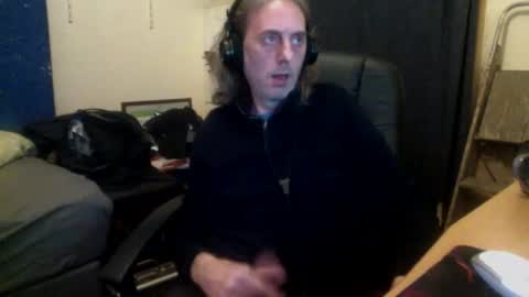 Snapshot of bangintoleather chatting on 09-18-25, 02:35 bangintoleather online show from 09-18-25, 02:35