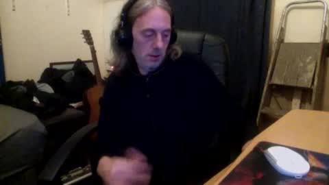 Snapshot of bangintoleather chatting on 10-18-25, 02:36 bangintoleather online show from 10-18-25, 02:36