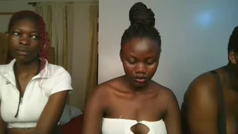Snapshot of barbie_queen2 chatting on 09-19-25, 02:40 queen online show from 09-19-25, 02:40