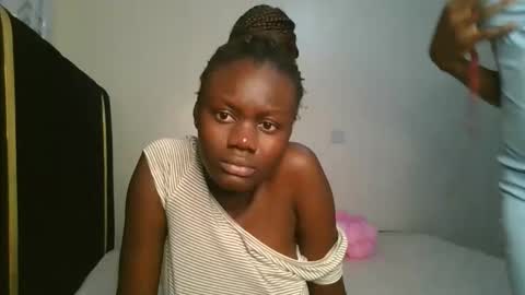 Snapshot of barbie_queen2 chatting on 09-24-25, 01:09 queen online show from 09-24-25, 01:09