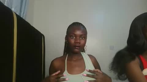 Snapshot of barbie_queen2 chatting on 10-11-25, 10:03 queen online show from 10-11-25, 10:03