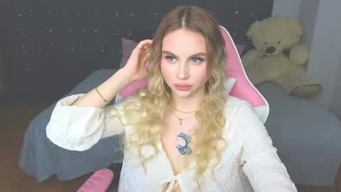 Snapshot of barbieee_doll chatting on 05-11-26, 04:04 Eva online show from 05-11-26, 04:04