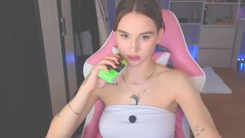 Snapshot of barbieee_doll chatting on 06-08-26, 11:43 Eva online show from 06-08-26, 11:43
