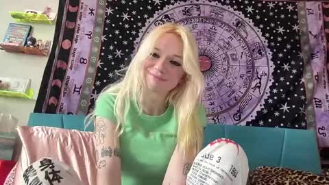 Snapshot of bardoteyed chatting on 01-23-25, 06:35 Bardot Eyed online show from 01-23-25, 06:35