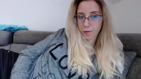 Snapshot of barelylegalblondy chatting on 05-04-26, 04:47 Lena online show from 05-04-26, 04:47