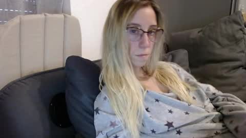 Snapshot of barelylegalblondy chatting on 05-19-26, 05:30 Lena online show from 05-19-26, 05:30