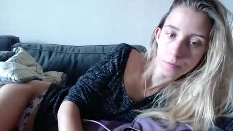 Snapshot of barelylegalblondy chatting on 06-11-26, 09:51 Lena online show from 06-11-26, 09:51