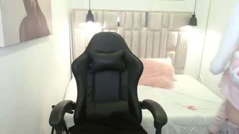 Snapshot of bastet_33 chatting on 05-18-26, 03:46 Bastet online show from 05-18-26, 03:46