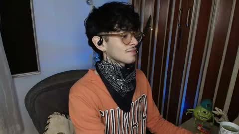 Snapshot of bastiel_ chatting on 12-02-25, 01:44 Bastiel online show from 12-02-25, 01:44