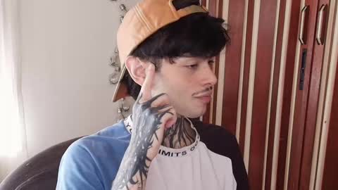 Snapshot of bastiel_ chatting on 12-17-25, 01:50 Bastiel online show from 12-17-25, 01:50