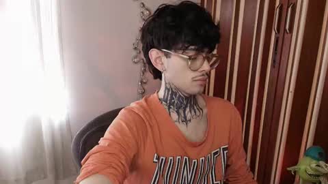 Snapshot of bastiel_ chatting on 12-18-25, 04:46 Bastiel online show from 12-18-25, 04:46