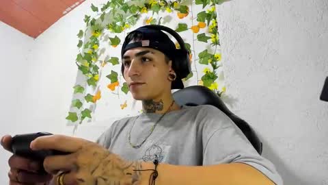 Snapshot of beatandtalk chatting on 12-17-25, 05:57 beatandtalk online show from 12-17-25, 05:57