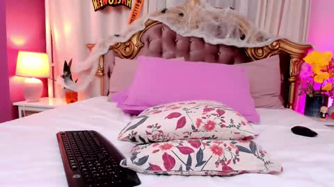 Snapshot of beauty_luna18 chatting on 11-05-25, 06:30 Luna online show from 11-05-25, 06:30